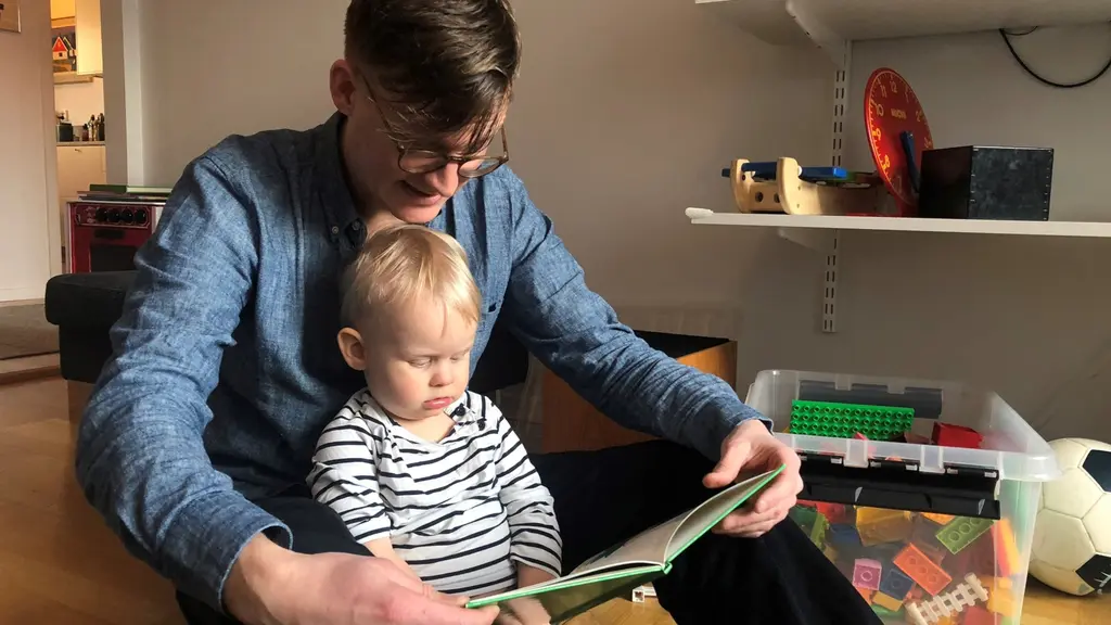 Föräldraledige Per Holmäng med sonen Lars, 16 månader gammal.