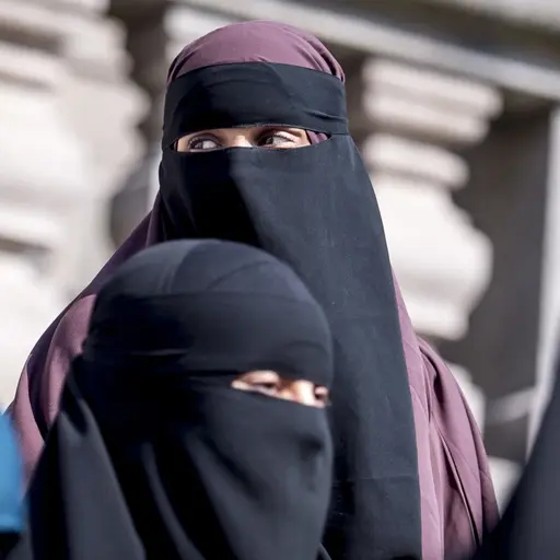 Kvinnor iklädda niqab.