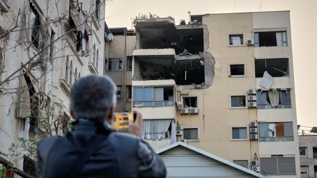En byggnad som skadats i en attack i Dahiyeh, södra Beirut.