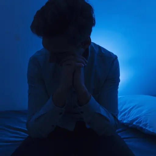 Ung pojke i ett sovrum.