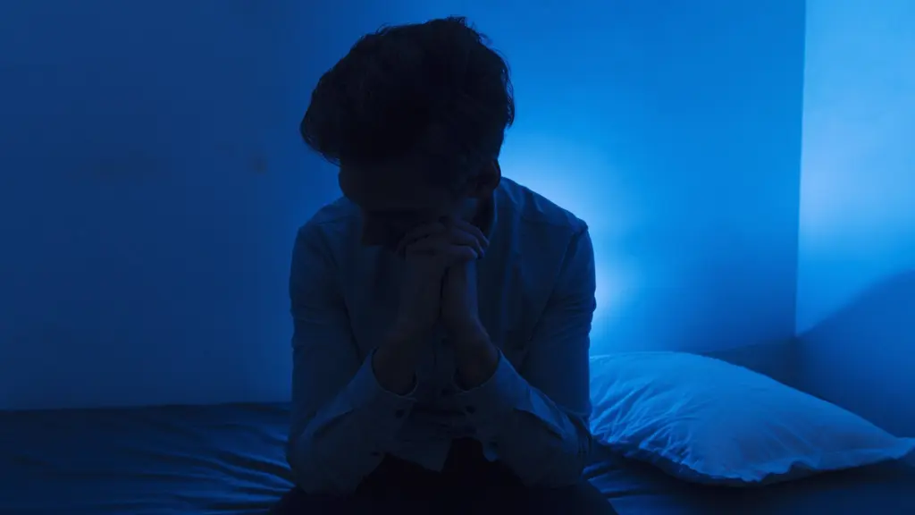 Ung pojke i ett sovrum.