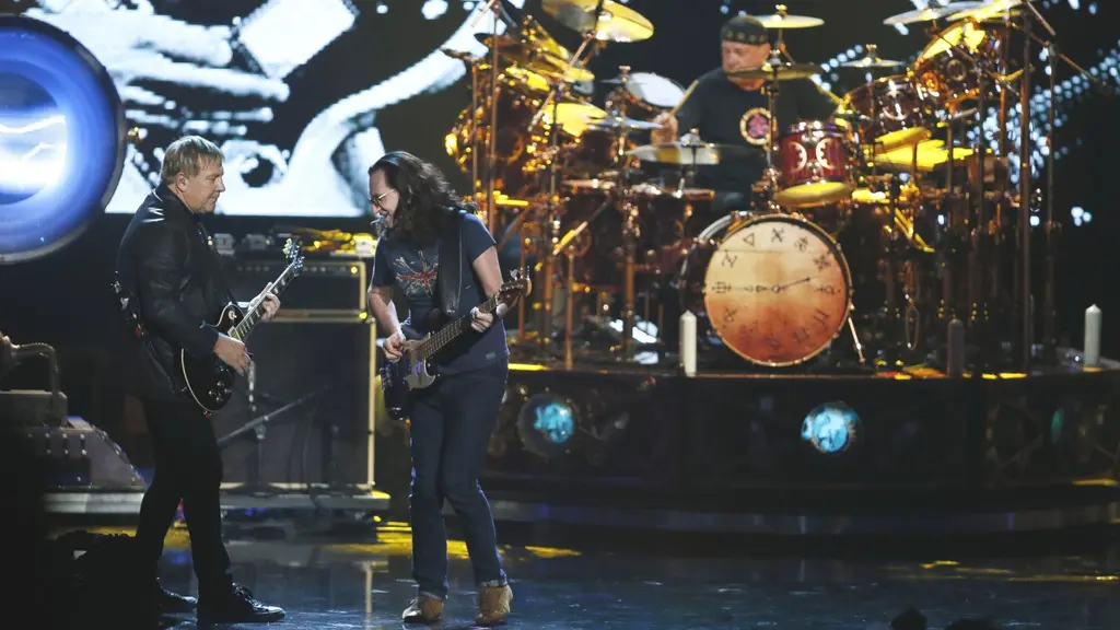 Rush uppträder när de blir invalda i Rock and Roll Hall of Fame 2013.