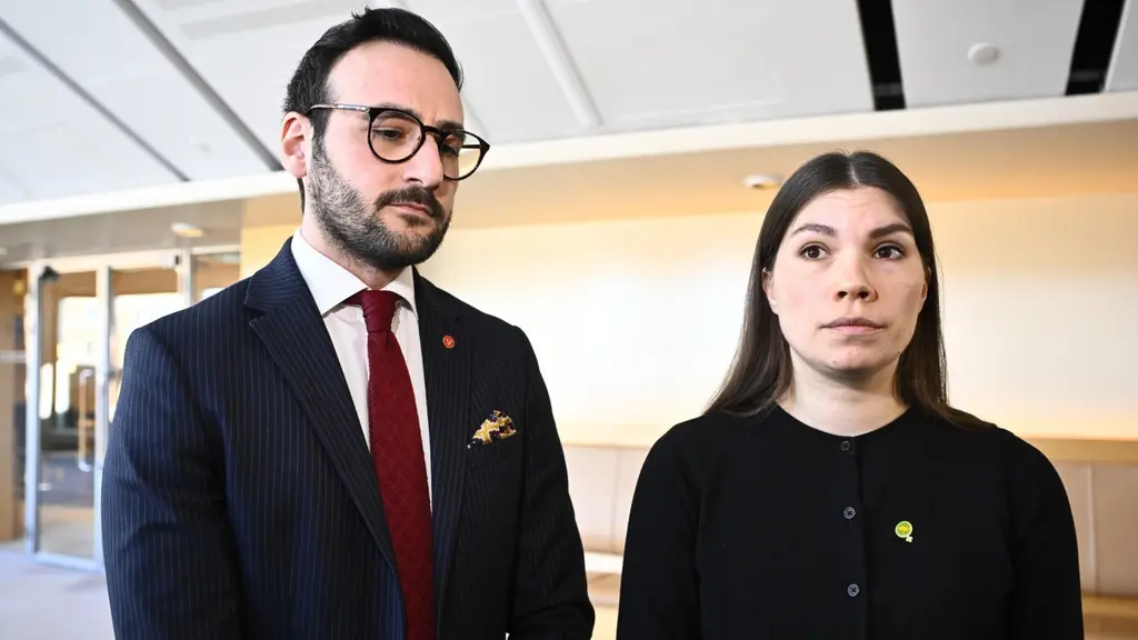 V:s och MP:s förslag om att stoppa tonårsutvisningar har röstats ned i socialförsäkringsutskott.