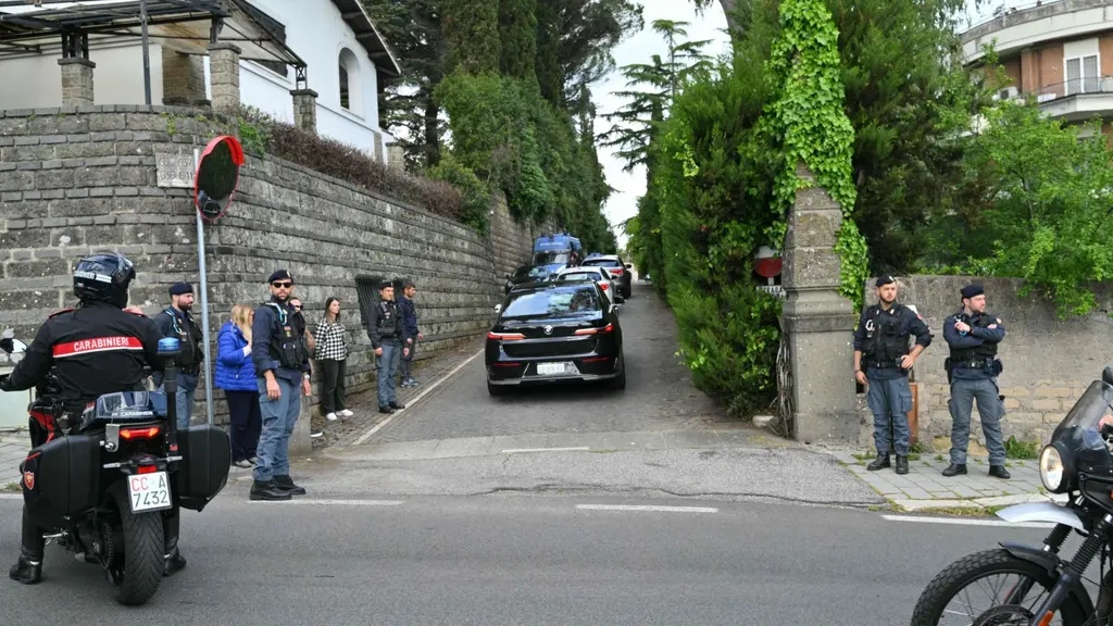 Polis bevakar mötet i Rom, 19 april 2025.