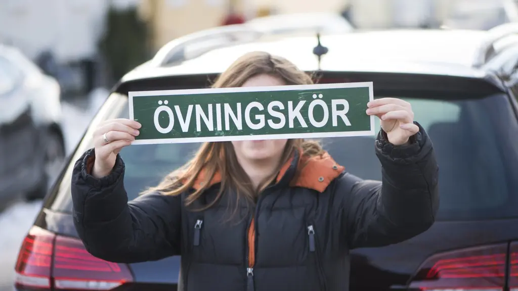Övningsköra privat. En 18-åring redo att övningsköra för att kunna ta körkort. 