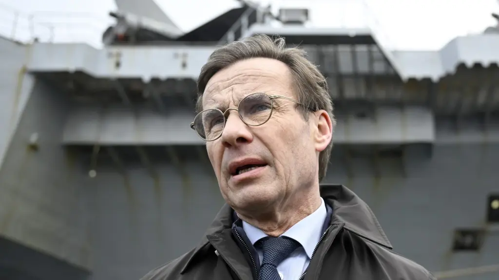 Ulf Kristersson besökt under fredagen det franska hangarfartyget som ligger förtöjt i Malmö just nu.