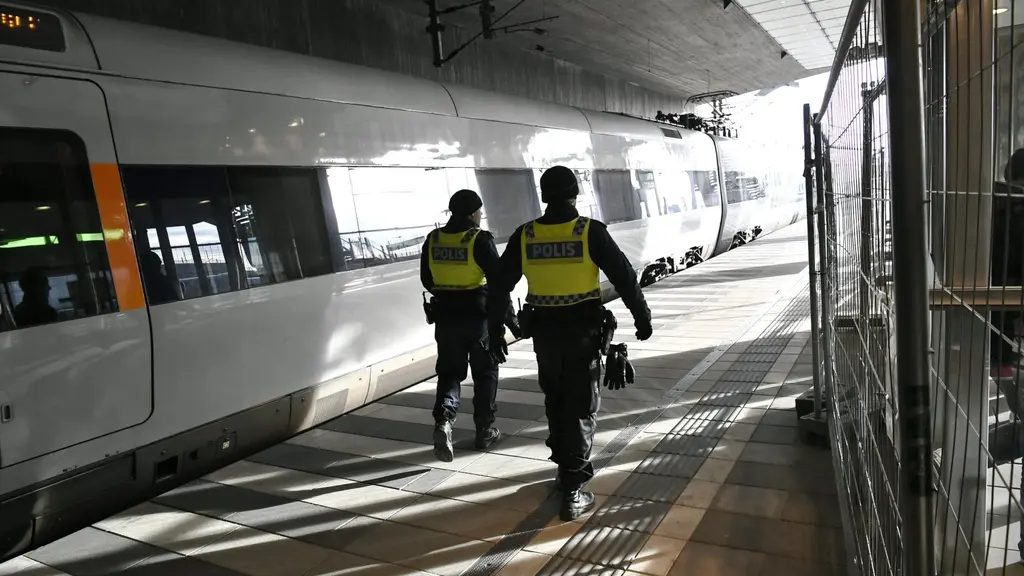 Polis vid gränskontrollen vid Hyllie tågstation.
