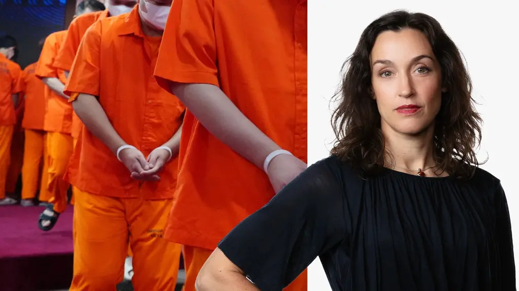 Till vänster män med orange kläder och handfängsel. Till höger en mörkhårig kvinna med svart tröja.