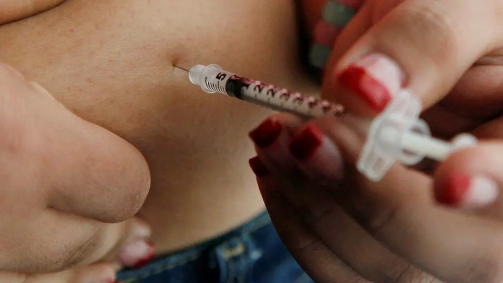 Kvinna tar insulin.