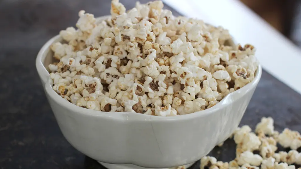 En vit skål fylld med popcorn.