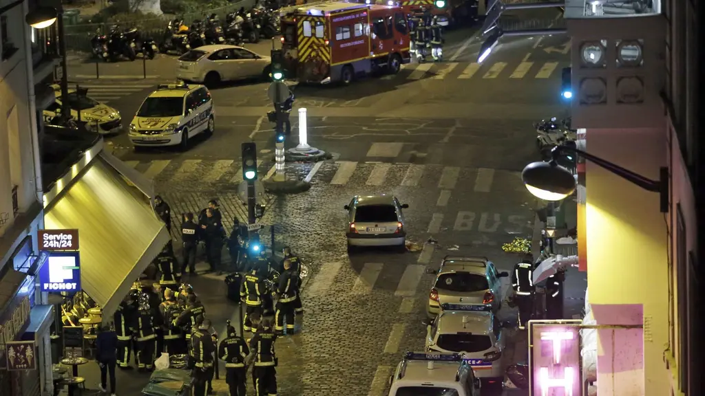 Poliser och räddningsstyrkor står utanför ett café i centrala Paris. Foto: Kenzo Tribouillard/TT.