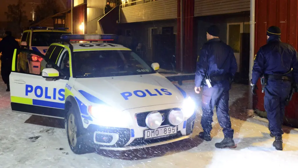 Polismän och polisbilar framför radhus i Boliden. Foto: Robert Granström/TT.