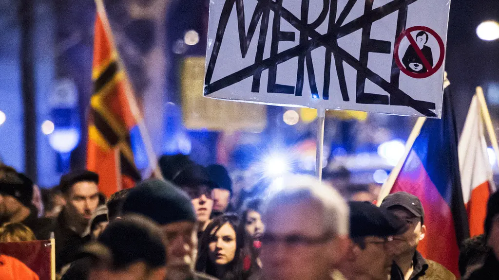 AfD-anhängare protesterar mot Merkel i Erfurt, Tyskland, 24 februari 2016.