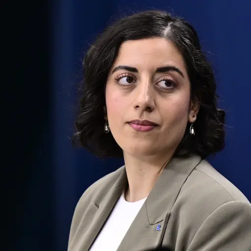 Simona Mohamsson (L) i beige kavaj.