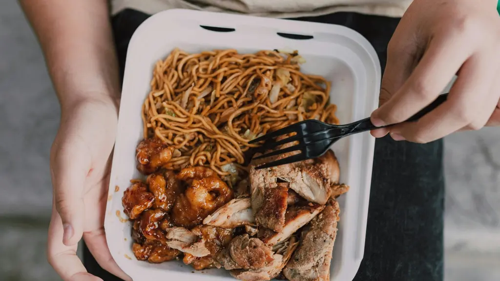 Naturvårdsverket bedömer att lagen fungerar dåligt och att många inte känner till att de kan välja återanvändbara muggar och matlådor.