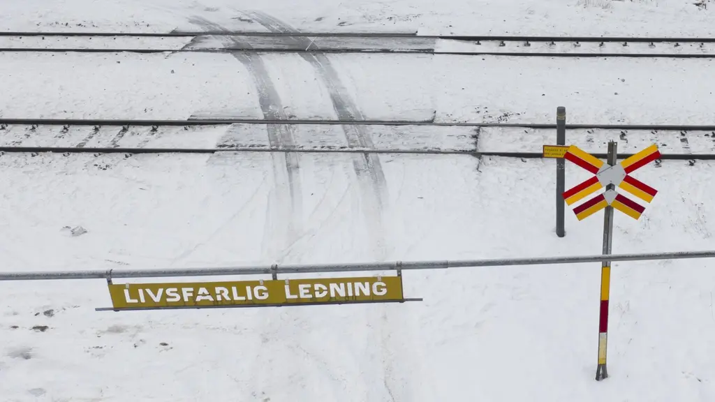 Bilen är en arkivbild på en obevakad järnvägsövergång.