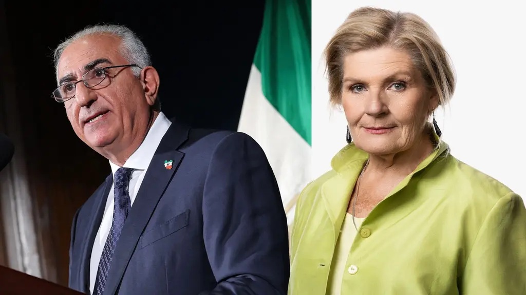 Reza Pahlavi i en talarstol (till vänster), Cecilia Uddén (till höger).