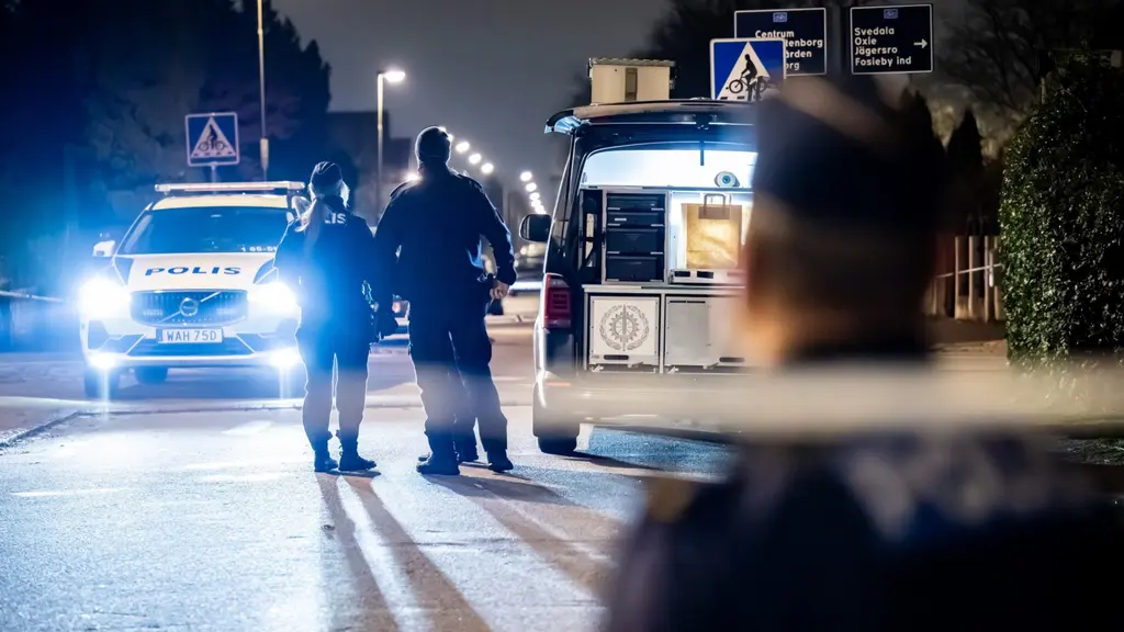 Polisarbete på gata i Malmö kvällstid.