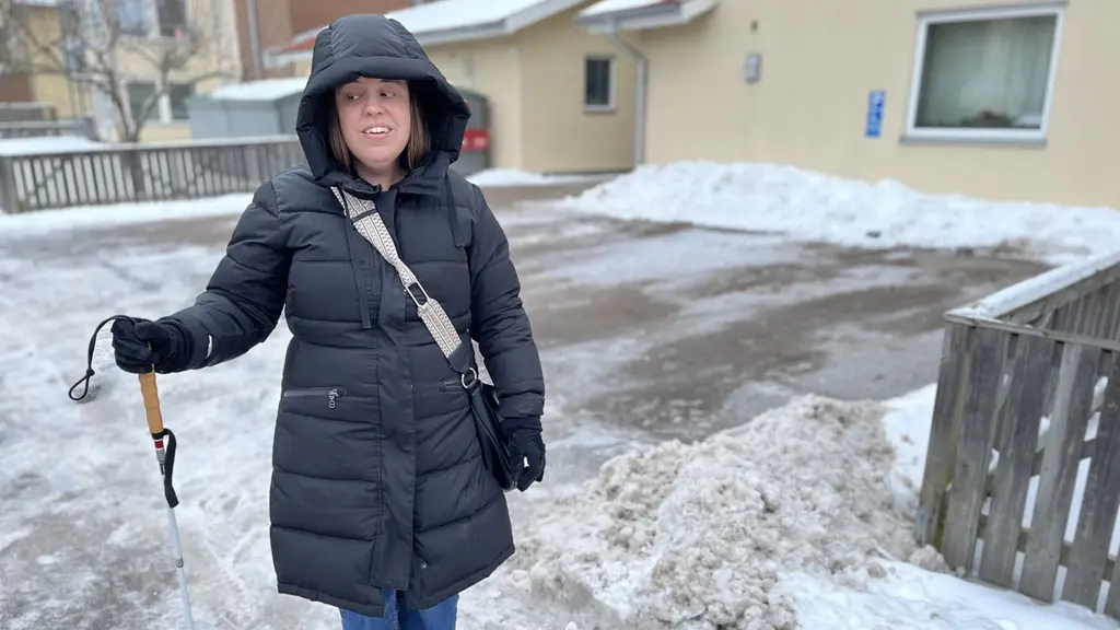 Anna Balte är synskadad och behöver hjälp för att ta sig ut på grund av den mängd snö som kommit de senaste veckorna.