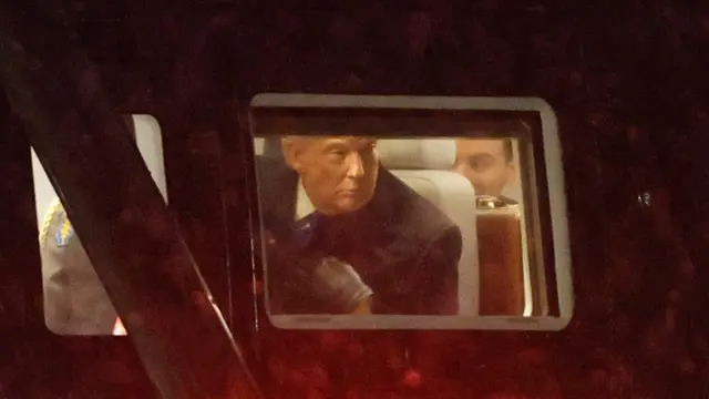 Donald Trump på väg till Mar-a-Lago tidigare i februari.