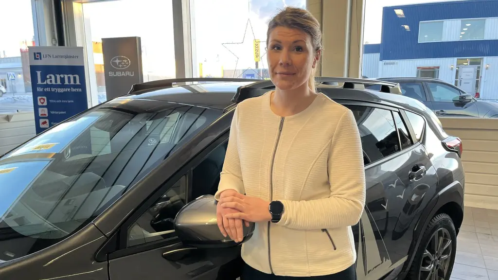 Isabell Johansson är bilhandlare i Piteå och hon märker att intresset för bensin och dieselbilar finns kvar.