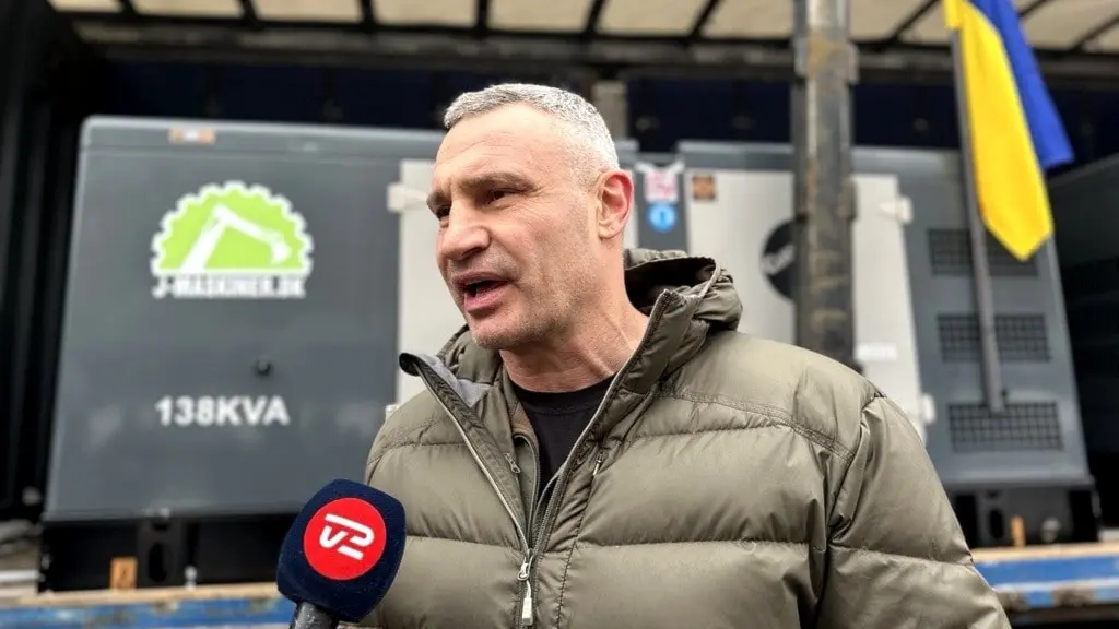 Lätt gråhårig medelålders man blir intervjuad utomhus