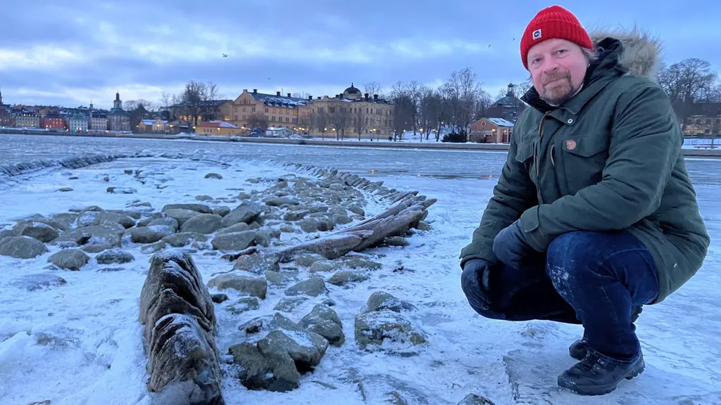 Vrakexperten Jim Hansson brevid vraket av ett krigsfartyg från tidigt 1600-tal.