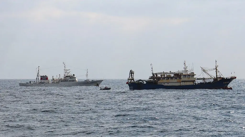 En japansk fiskeripatrullbåt och ett kinesiskt fiskefartyg.