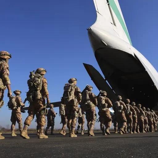 Soldater marscherar in i transportflygplan