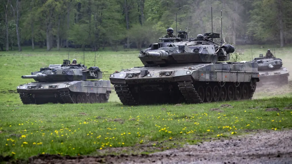 Stridsvagn 122 under framryckning när markstrid övas vid en pressdag för övningen Våreld på P7 Revingehed. 