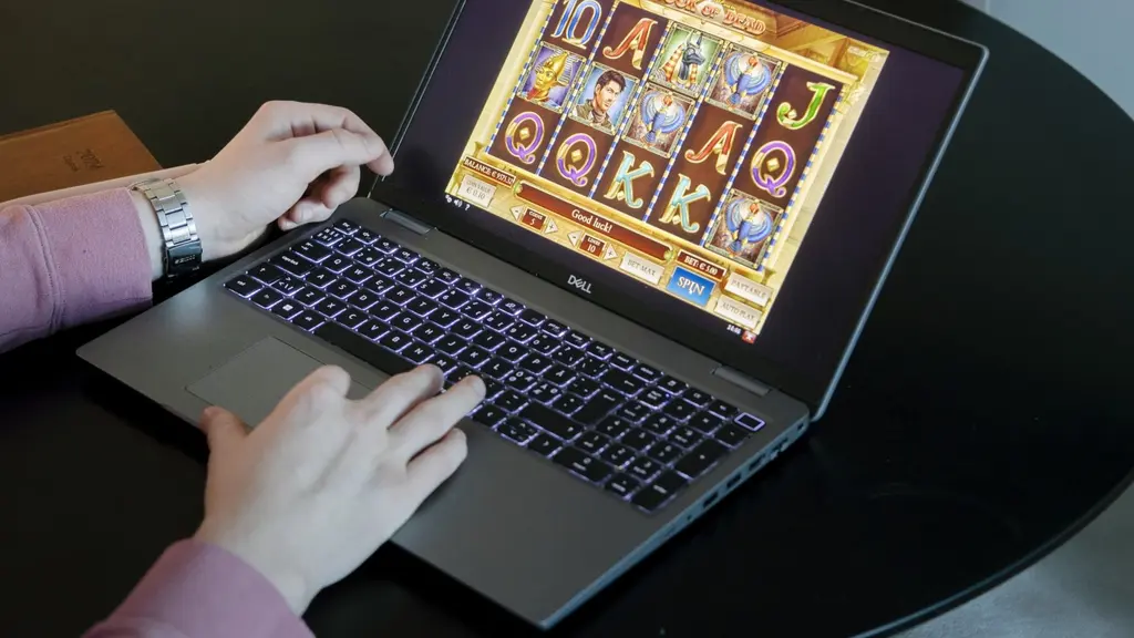 Datorskärm med onlinespel.