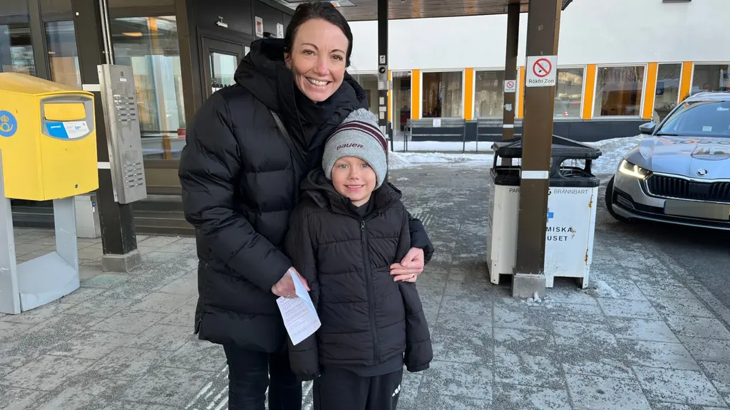 Therese med 7-årige sonen Holger, utanför Akademiska sjukhuset