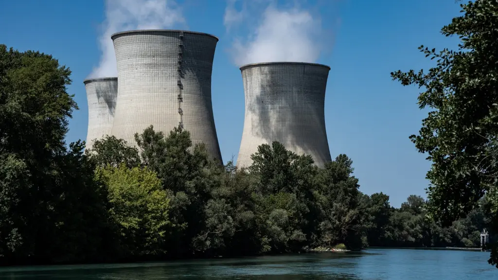 Bild av det franska kärnkraftverket Bugey som nu går på reducerad kapacitet eftersom floden Rhone inte klarar av det varma kylvattnet från kärnkraftverket. I I sig en konsekvens av värmeböljan.
