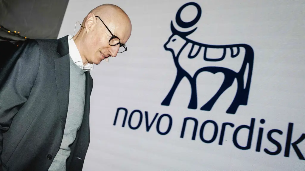 En man och en bild av ett djur med texten Novo Nordisk.