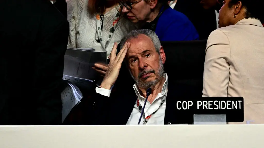 COP30-presidenten André Corrêa do Lago gestikulerar vid ett möte med rådgivare under FN:s klimatkonferens COP30 i Belém, Brasilien. Diskussioner om finansiering för klimatanpassning pågår.