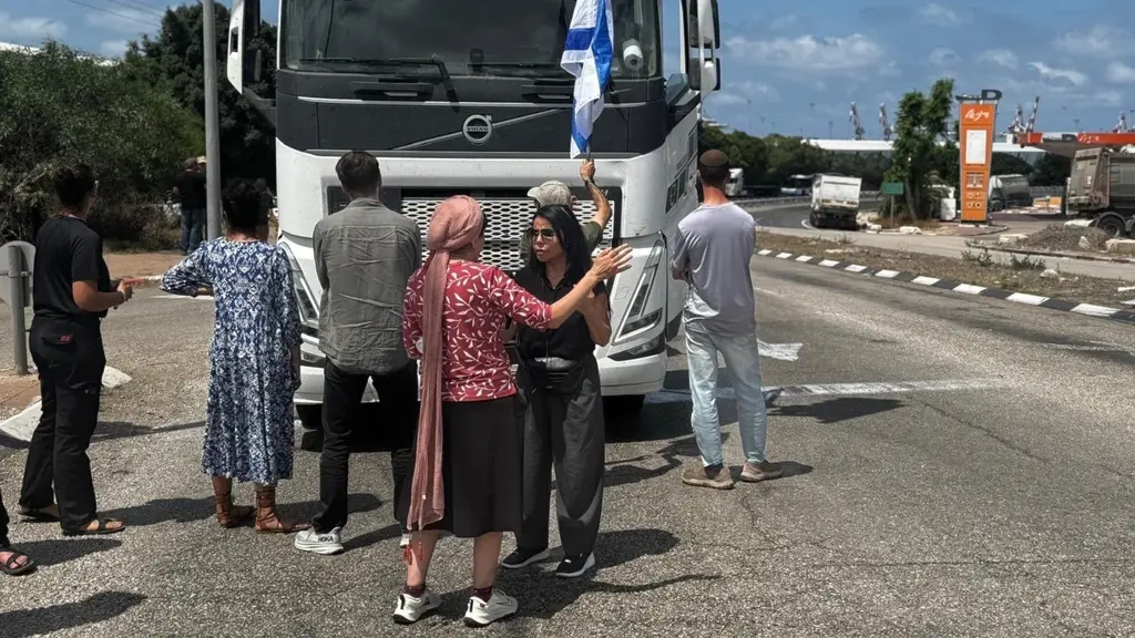 Vår korrespondent intervjuar högeraktivister framför en lastbil med nödhjälp vid gränsen mot Gaza.