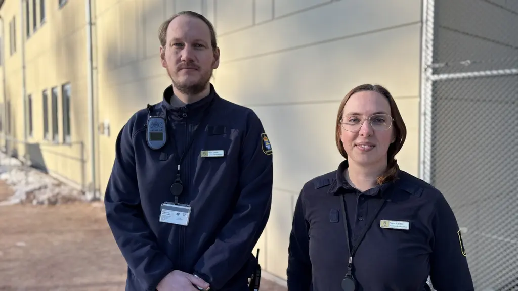 Niclas Soneson och Nanna Ruthström bereder plats för barn och unga på anstalten Sagsjön i Mölndal utanför Göteborg.