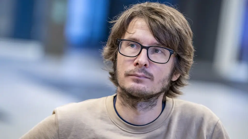En man med glasögon.