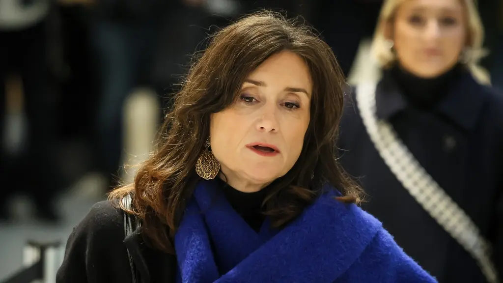 Sandrine Josso anländer till rättegångssalen i Paris.