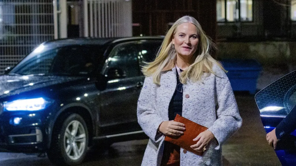 I flera undersökningar svarar 44 procent av norrmännen att kronprinsessan inte är lämpad att bli drottning.