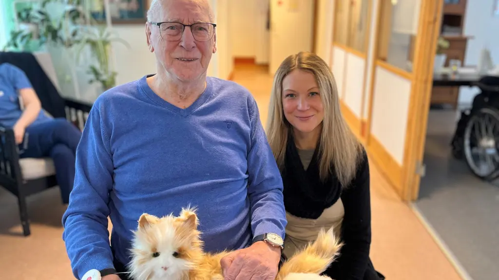 Gunnar Näslund är en av de boende på Källegården och Malin Lilliemarck Bäcklund är enhetschef vid Källegården i Svärdsjö.