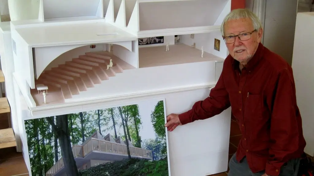 Konsnären Gustav Kraitz 2016 när han visade upp modellen av den planerade konsthallen i Norrvikens Trädgårdar som stod färdig 2021.