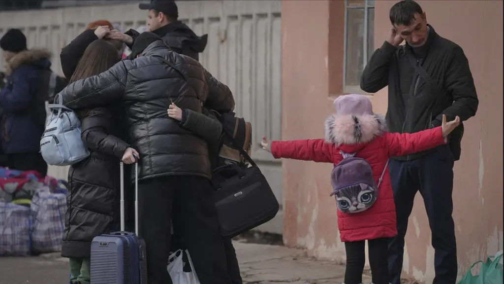 Människor väntar på ett tåg i Ukraina. 