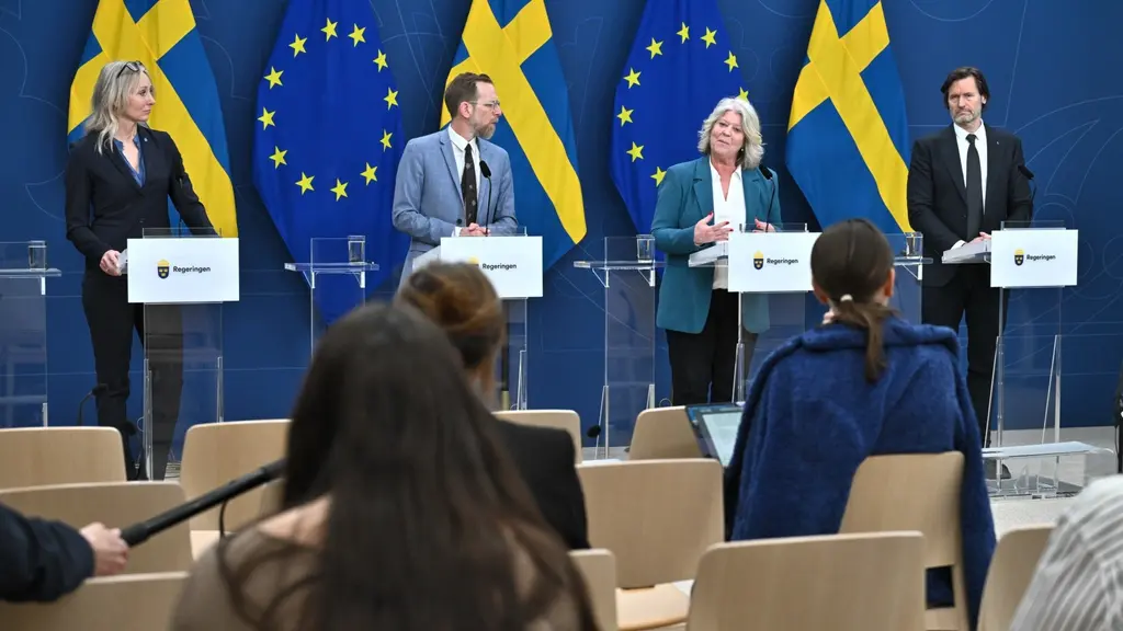 Jessica Stegrud (SD), socialminister Jakob Forssmed (KD), socialtjänstminister Camilla Waltersson Grönvall (M) och Martin Melin (L) presenterar en nyhet om elektronisk övervakning till skydd för barn och unga.