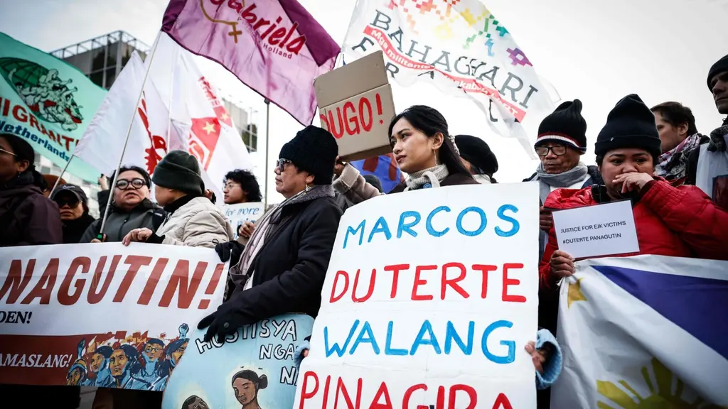 Demonstranter utanför domstolsbyggnaden i nederländska Haag.