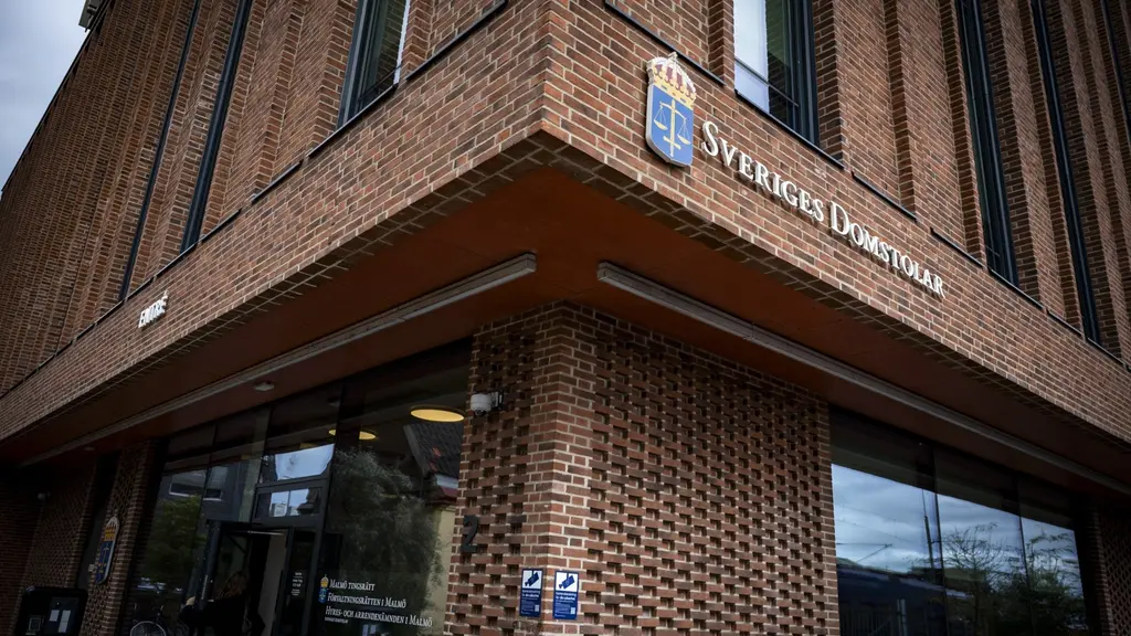 Den åtalade mannen ska ha spridit filmen i flera chattgrupper. 