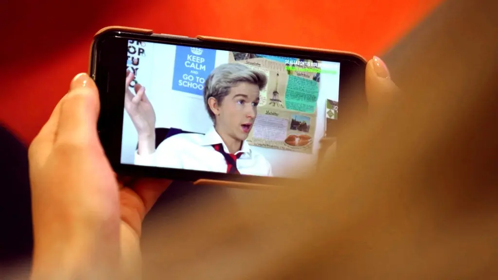 Två händer håller en bild som visar Pontus Rasmusson