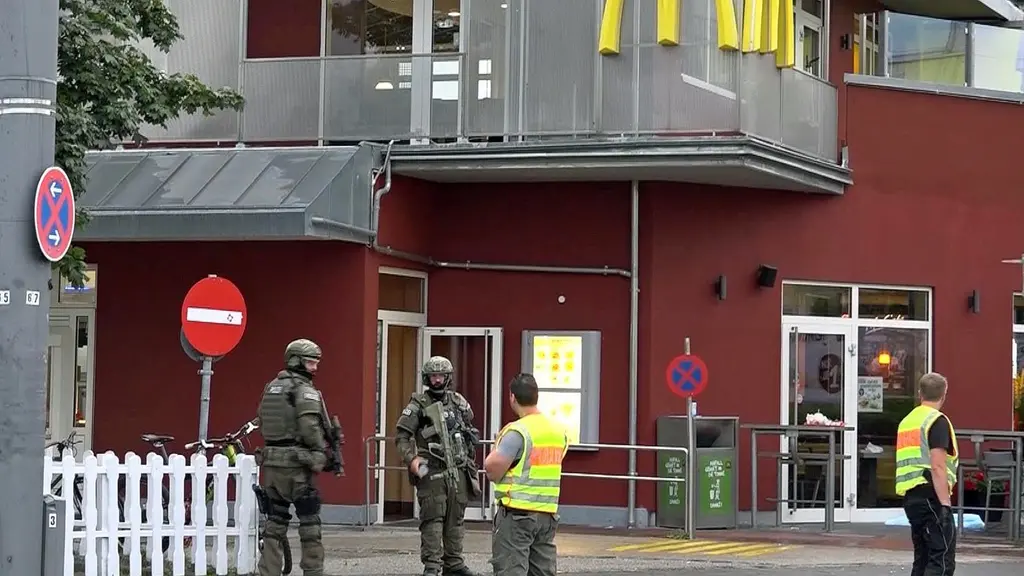 Utanför den snabbmatsrestaurang där attacken började.