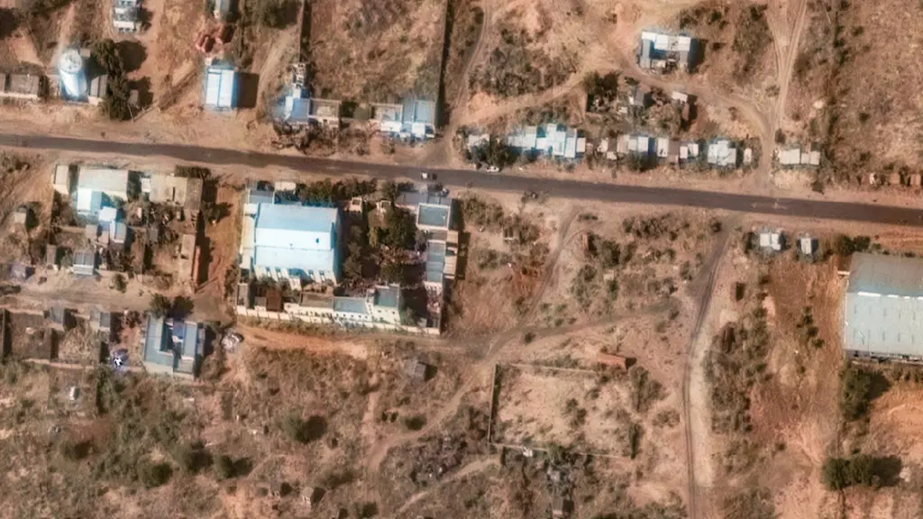 Satellitbild över el-Fasher i Sudan, visar ett område med byggnader och en misstänkt massgrav nära ett tidigare barnsjukhus. Området kontrolleras av paramilitära Rapid Support Forces.