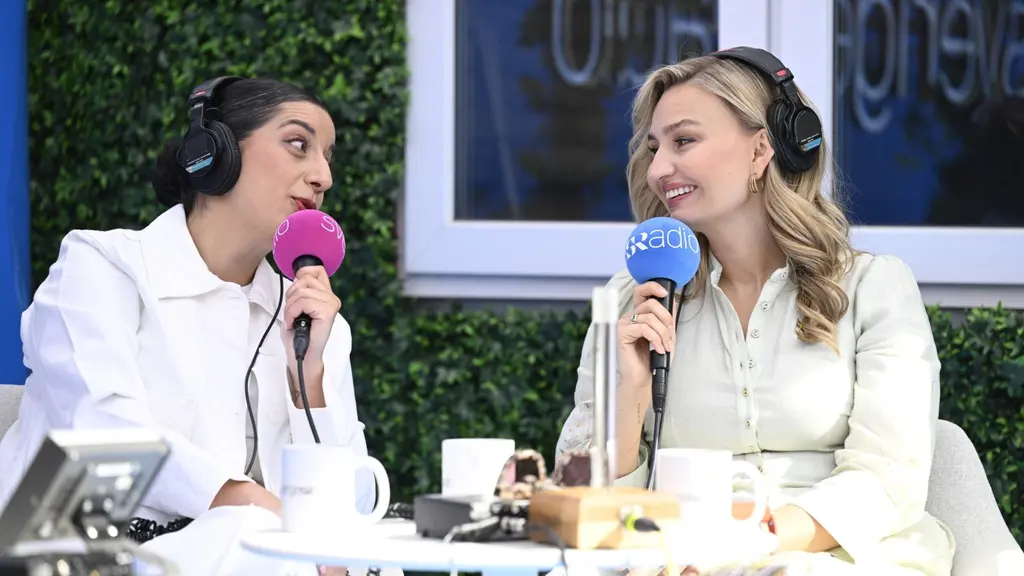Liberalernas Simona Mohamsson och Kristdemokraternas Ebba Busch intervjuas i radiostudio under Almedalsveckan, sittande vid bord med mikrofoner och hörlurar.